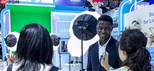 WAIC 2025,我们闯进了超级头部主播的“造星梦工厂”NOVA