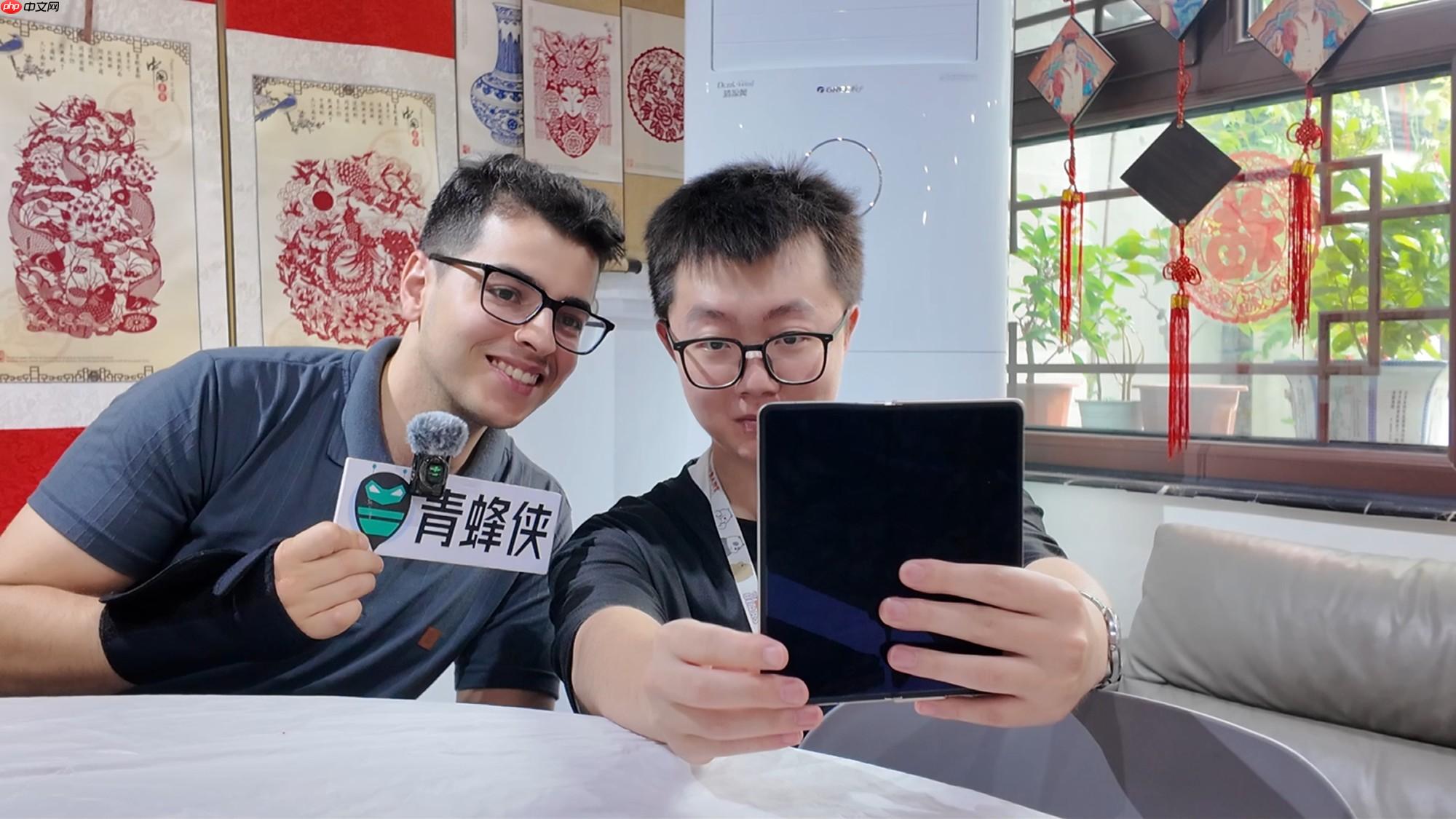 荣耀MagicV5闪耀世界青年和平大会，以AI科技架起跨国对话桥梁