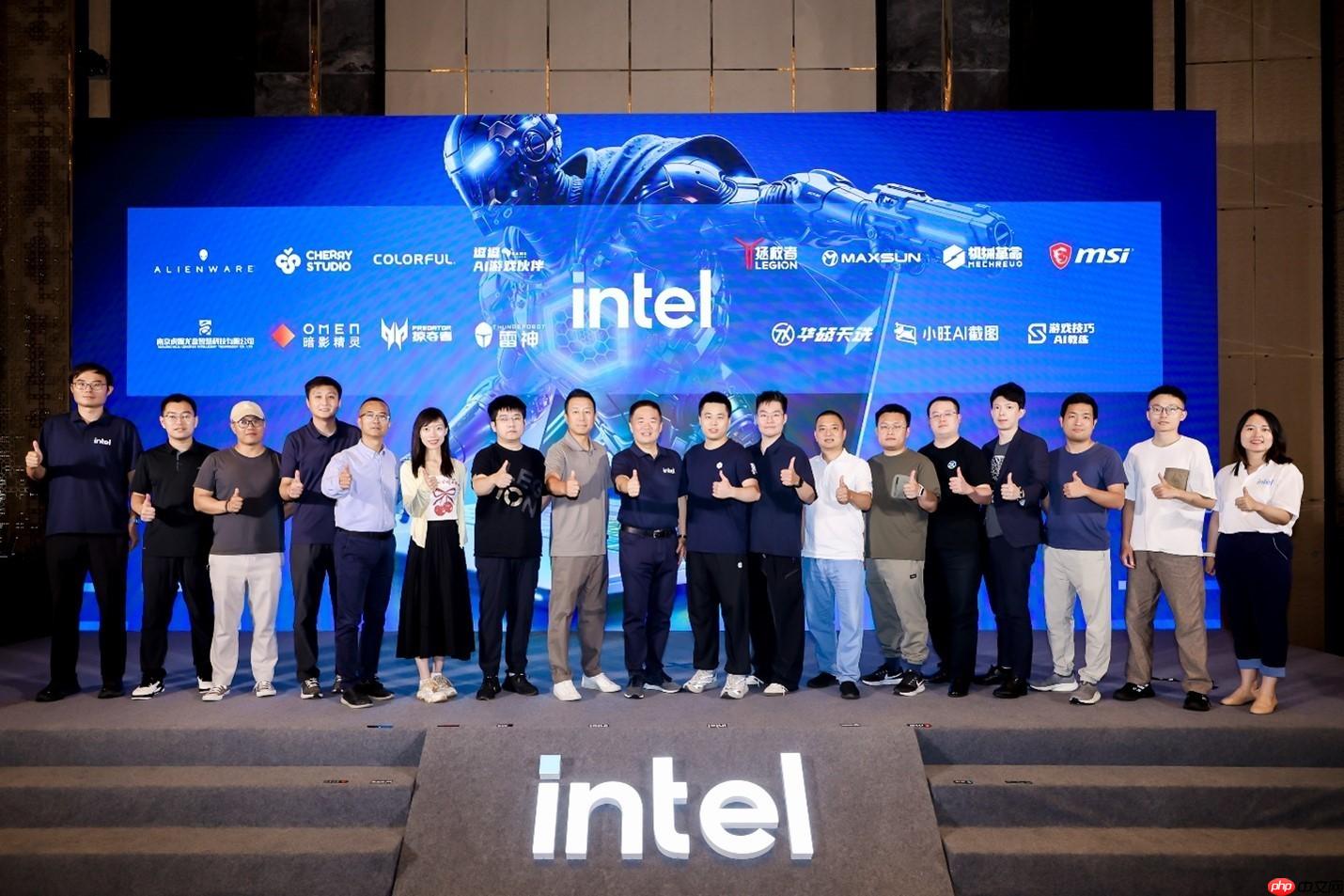 英特尔AIPC应用新突破！三大应用重磅上线