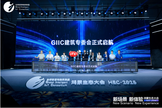 拓维信息携开鸿智谷首发“鸿蒙+星闪+AI”展区,亮相2025鸿蒙生态大会