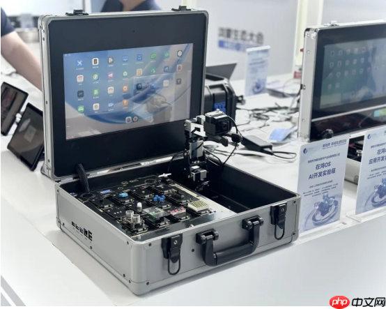 拓维信息携开鸿智谷首发“鸿蒙+星闪+AI”展区,亮相2025鸿蒙生态大会