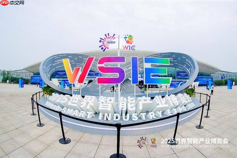 萤石网络闪耀2025智博会，以“+AI”战略勾勒智慧生活新图景