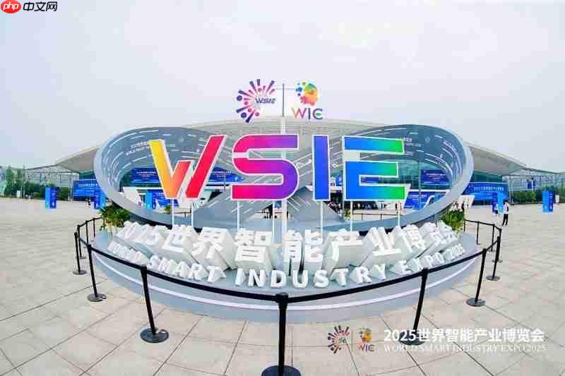 萤石网络闪耀2025智博会,以“+ai”战略勾勒智慧生活新图景