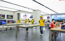 华为新款三折叠手机今日开售，上海有消费者“闪购下单”10分钟尝鲜