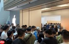iPhone 17系列开售 南京东路店首位顾客选了Pro Max
