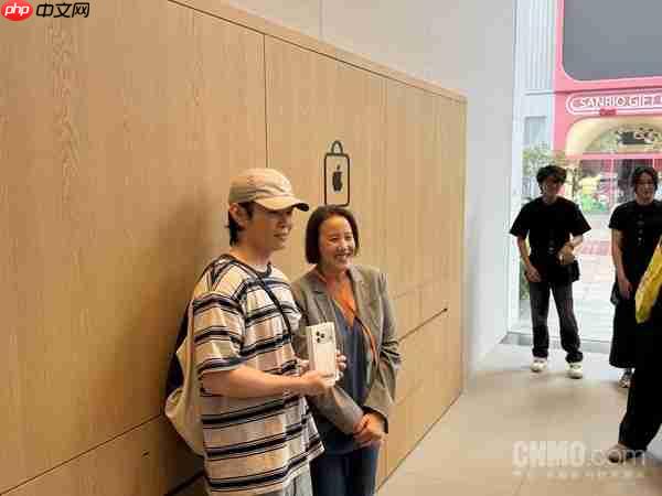 iPhone 17系列开售 南京东路店首位顾客选了Pro Max