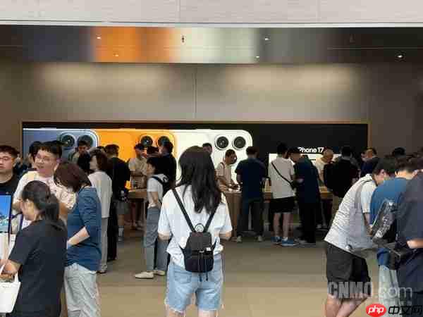 iPhone 17系列开售 南京东路店首位顾客选了Pro Max