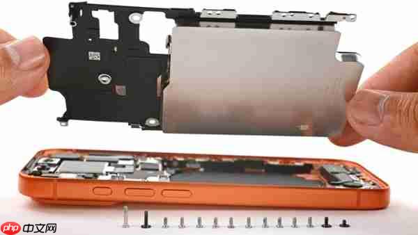 iPhone 17 Pro拆解：揭秘散热原理与机身易划伤问题