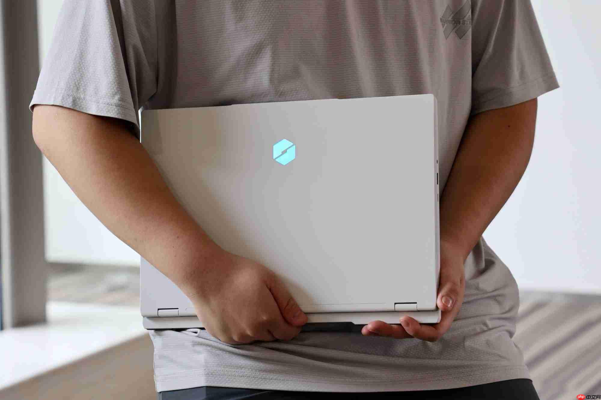 我不选了,性能和安静我全都要!年轻人的第一台“六边形战士”游戏本