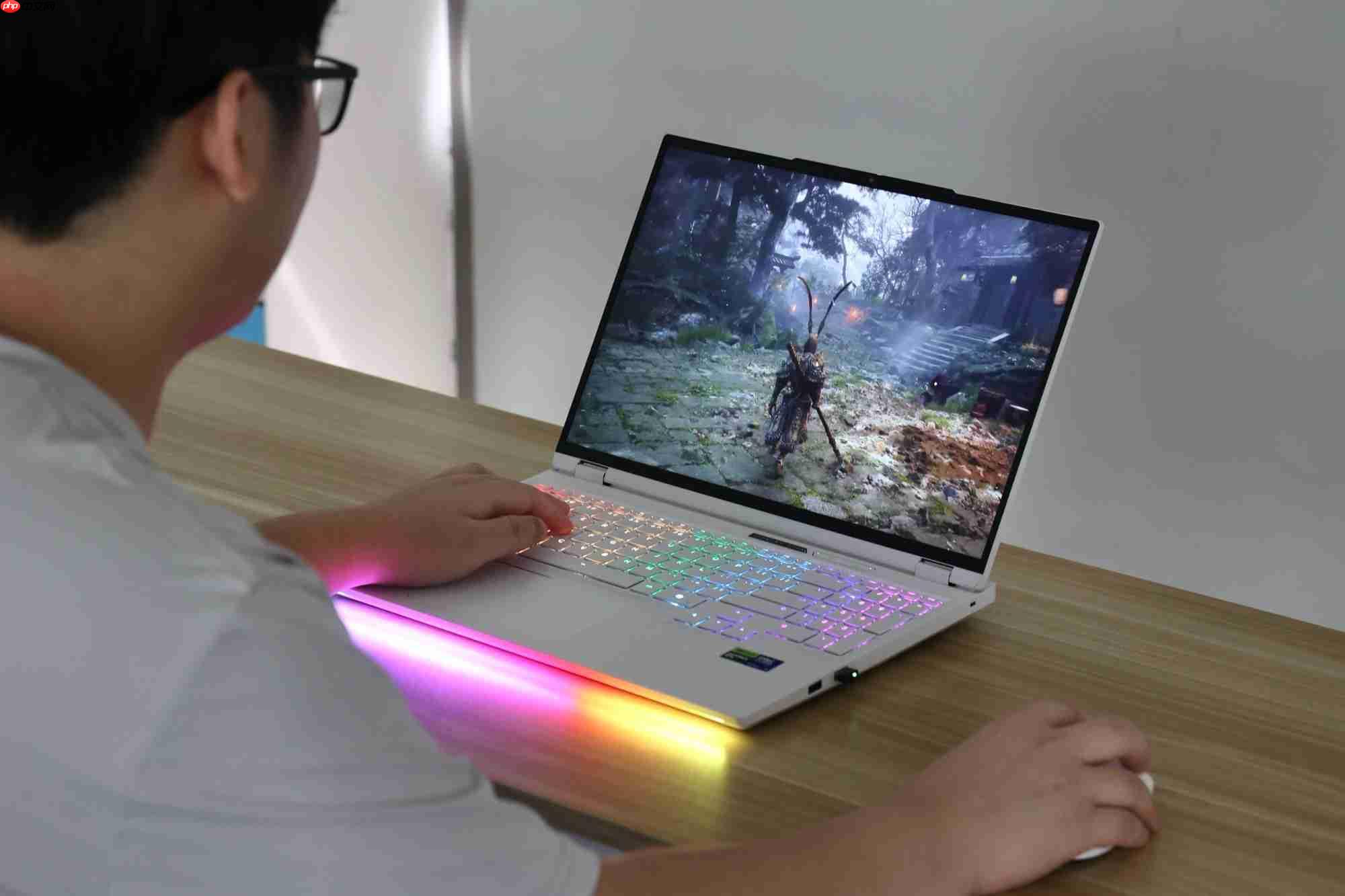 我不选了,性能和安静我全都要!年轻人的第一台“六边形战士”游戏本