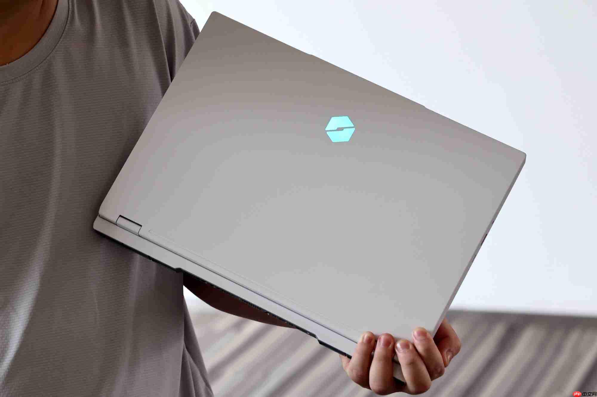 我不选了,性能和安静我全都要!年轻人的第一台“六边形战士”游戏本