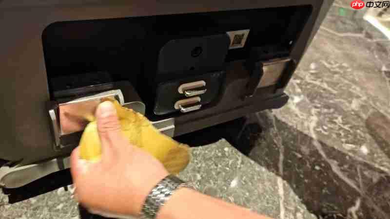 云迹科技机器人健康行:机器人UP迎来专属保养,用心守护酒店智能运营