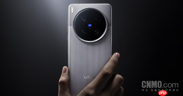 曝vivo X300 Ultra配备2K直屏!将搭载双2亿像素镜头