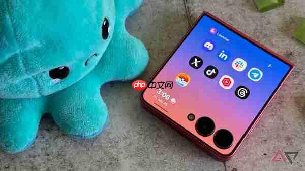 三星新款折叠屏被曝目标出货670万部：重量厚度大减