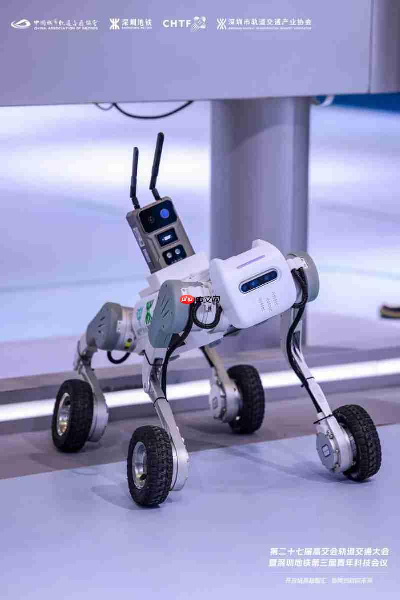 越甲灵动机器人高交会首秀携手深圳地铁共筑智慧城轨新标杆