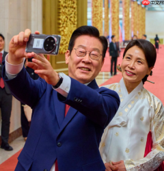 国货之光!韩国总统李在明使用小米15 Ultra自拍