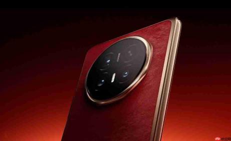 荣耀Magic V6折叠屏亮相赤兔红配色,3月1日MWC2026全球首发