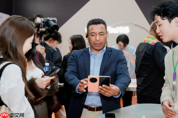 驻华外交官组团打卡OPPO Find N6快闪店 点赞中国科技