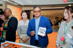 驻华外交官组团打卡OPPO Find N6快闪店 点赞中国科技