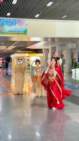 厦门园博苑花灯乐园NPC天团惊喜现身北站快闪迎客开启春假氛围,向游客发出春日邀约