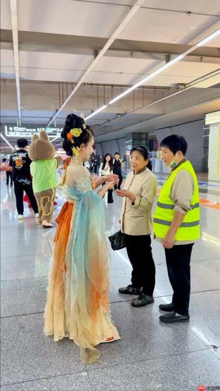厦门园博苑花灯乐园NPC天团惊喜现身北站快闪迎客开启春假氛围,向游客发出春日邀约
