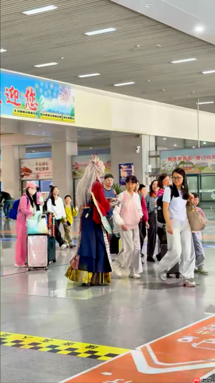 厦门园博苑花灯乐园NPC天团惊喜现身北站快闪迎客开启春假氛围,向游客发出春日邀约