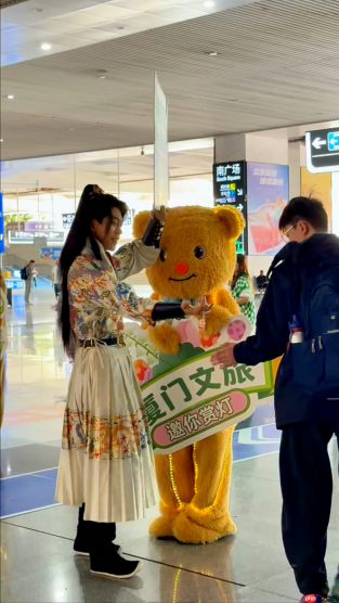 厦门园博苑花灯乐园NPC天团惊喜现身北站快闪迎客开启春假氛围,向游客发出春日邀约
