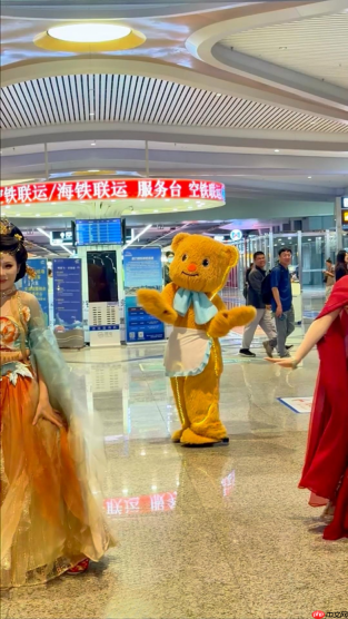 厦门园博苑花灯乐园NPC天团惊喜现身北站快闪迎客开启春假氛围,向游客发出春日邀约