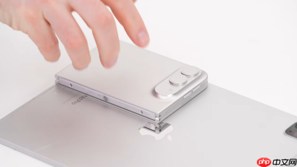 iPhone Fold模型机视频曝光:宽屏设计与晃动问题成焦点