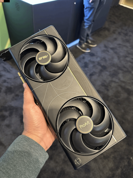 最接近公版的非公卡!华硕液金散热RTX 5090上架
