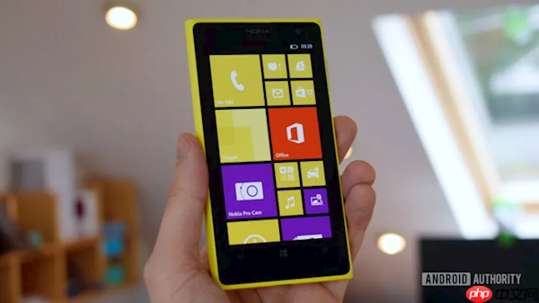 爷青回!翻出了13年前的Lumia 1020手机 竟然还能开机