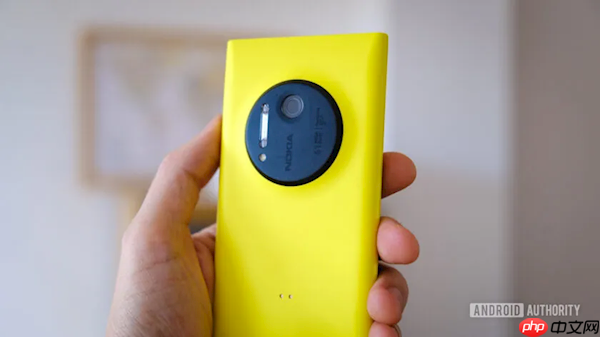 爷青回!翻出了13年前的Lumia 1020手机 竟然还能开机