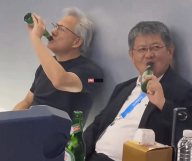 万亿大佬的松弛感！黄仁勋与技嘉老总躺地上喝啤酒