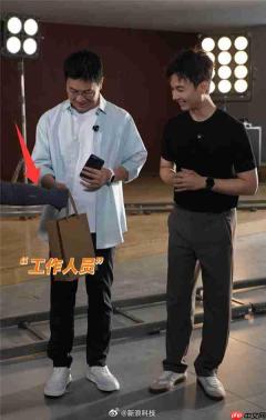 小米机器人有望亮相17T发布会 卢伟冰展示碰拳加油动作