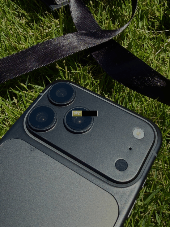 iPhone 18 Pro Max机模照曝光:主打深樱桃色 浅蓝深灰在列