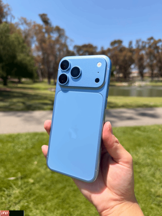 iPhone 18 Pro Max机模照曝光:主打深樱桃色 浅蓝深灰在列