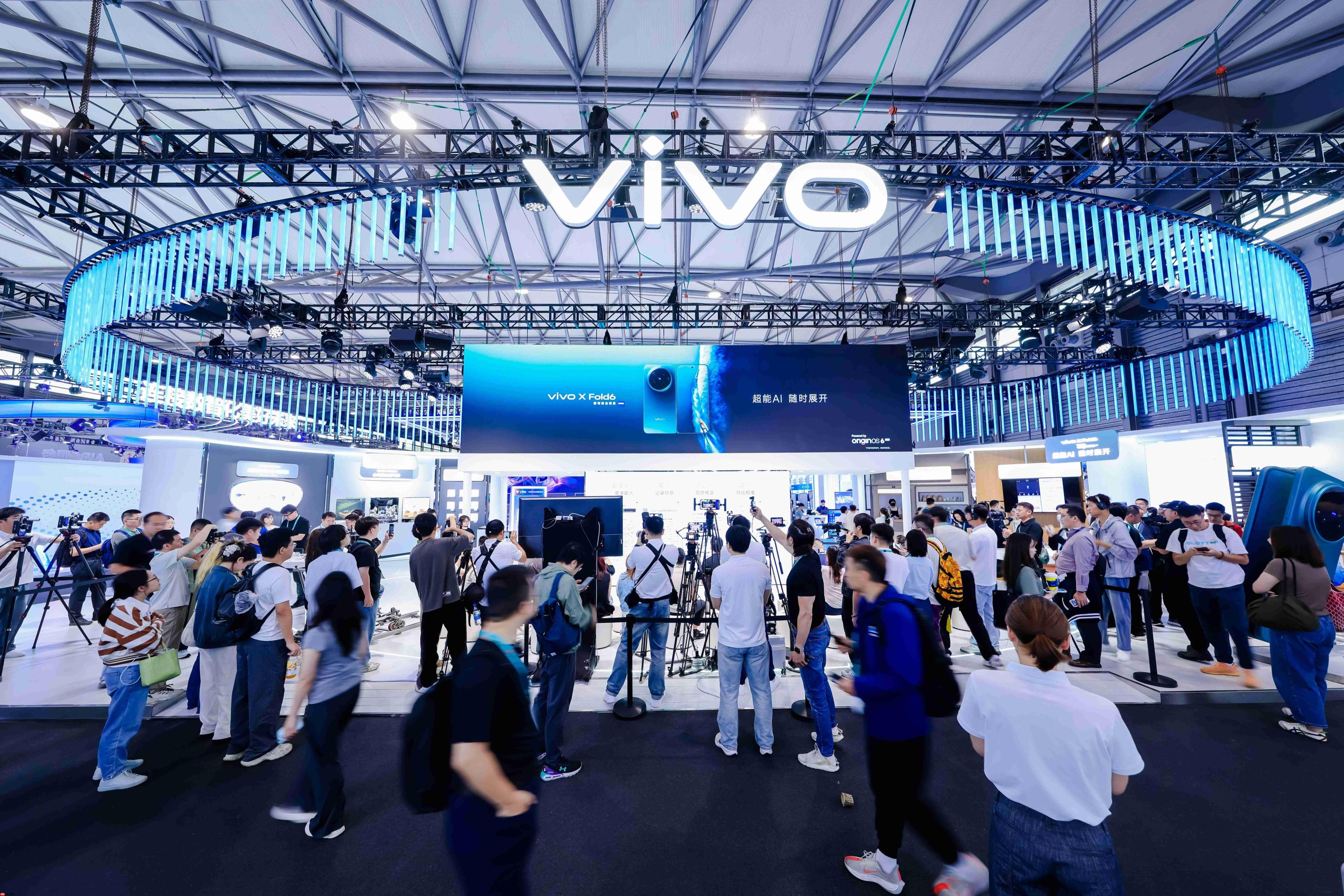 MWC26上海vivo X Fold6亮相，全新「原子工作台」引领折叠AI革新
