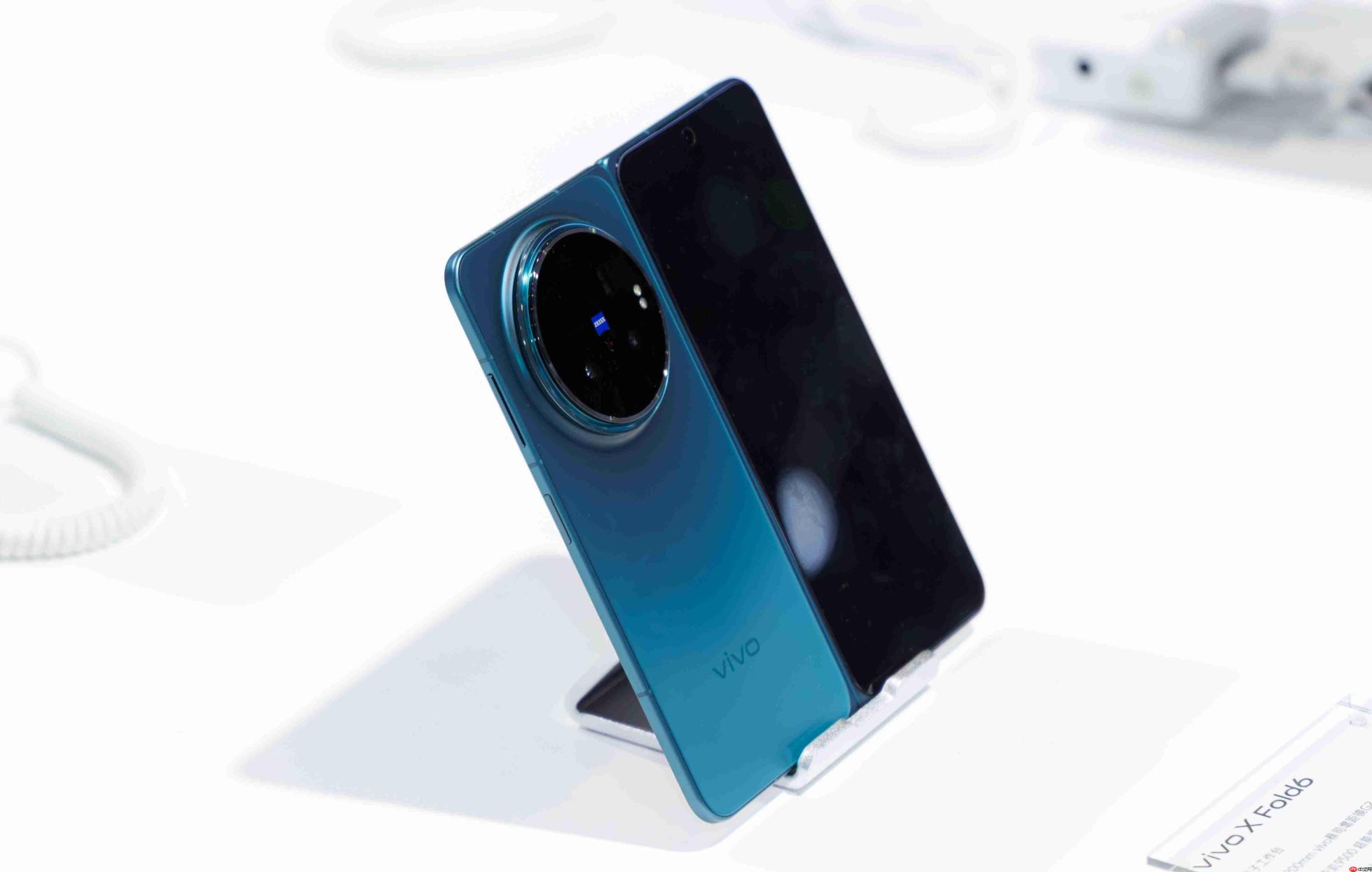 MWC26上海vivo X Fold6亮相，全新「原子工作台」引领折叠AI革新