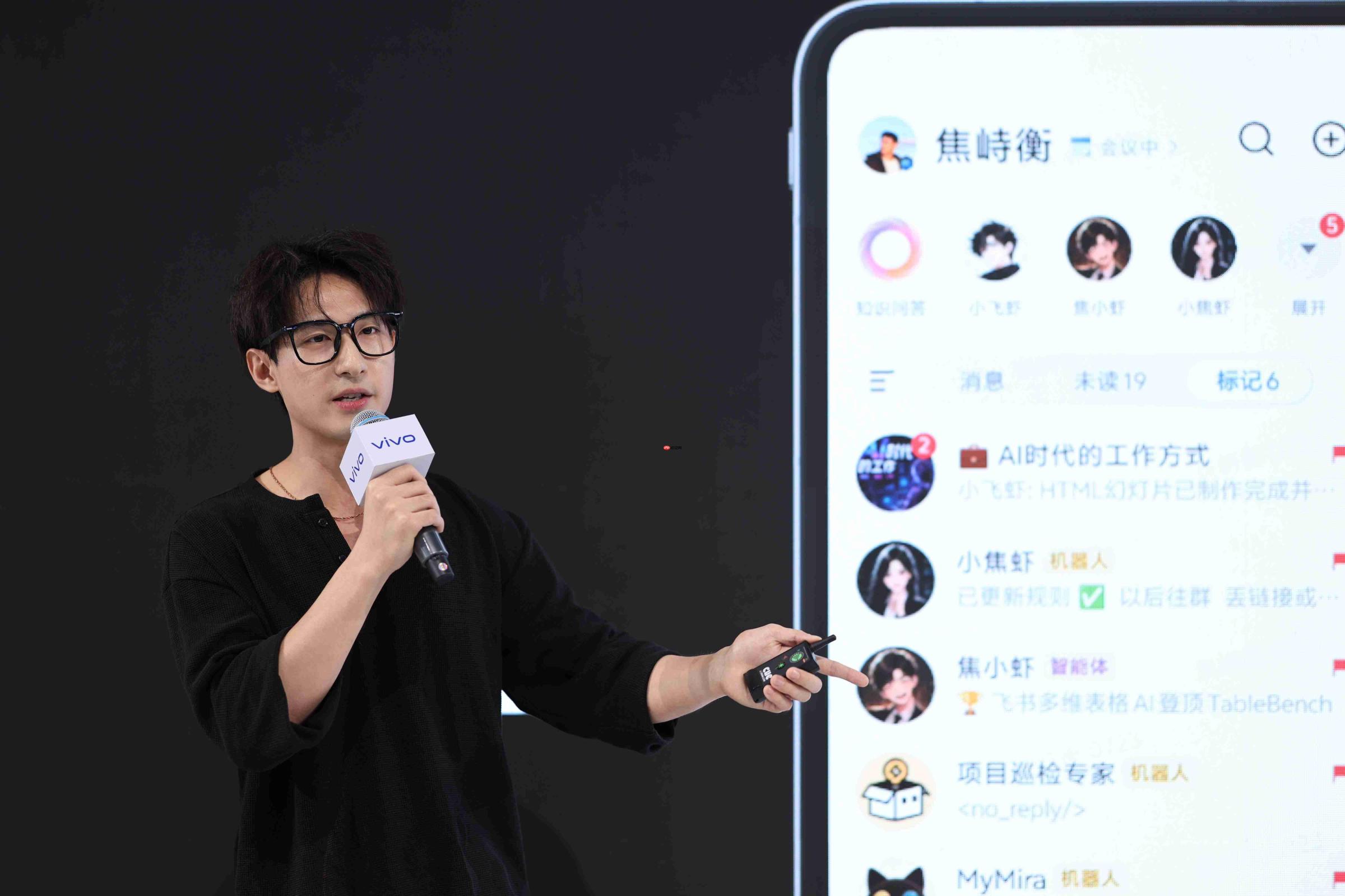 MWC26上海vivo X Fold6亮相，全新「原子工作台」引领折叠AI革新