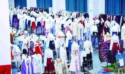 穿的不是汉服,是情绪价值——