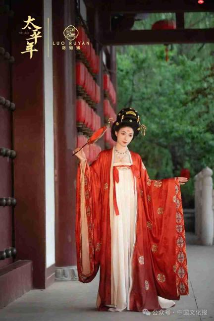 穿的不是汉服,是情绪价值——