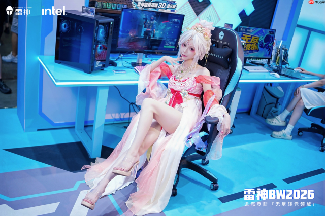 BW2026 专为 Z 世代玩家打造：雷神裸眼 3D 显示器搭配全套 DIY 装机解决方案