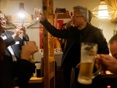 黄仁勋东京居酒屋会晤世嘉高层：烤串火锅配威士忌