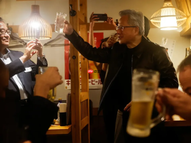 黄仁勋东京居酒屋会晤世嘉高层：烤串火锅配威士忌