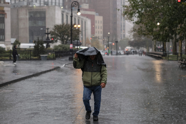 美国纽约又遭连续暴雨袭击,三大机场实施地面停飞