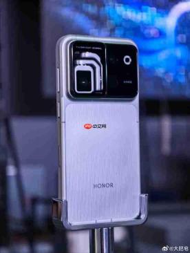 网友抢先预订荣耀Robot Phone 1TB版:顶配预估15999元,自研云台推高成本