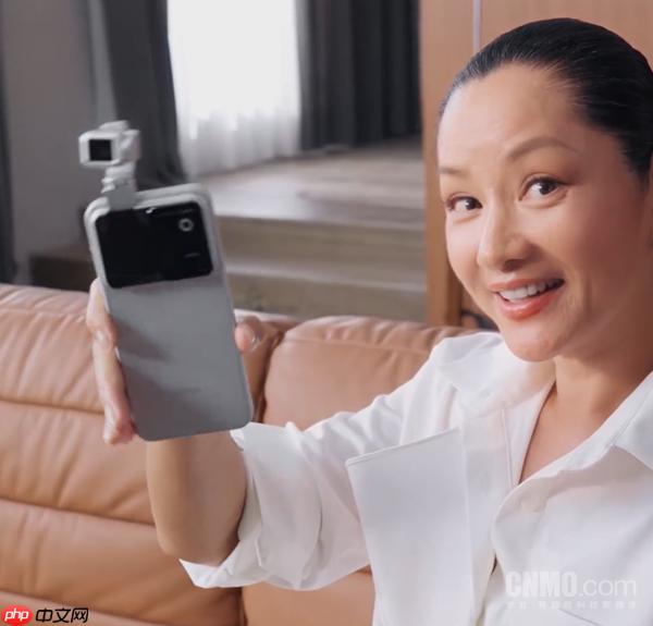 网友建议成真!瞿颖成为荣耀Robot Phone颈部见证官