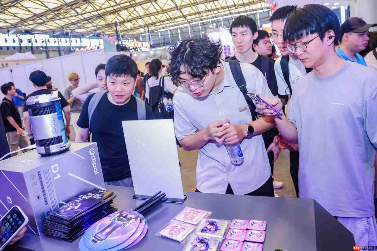 数伴登陆ChinaJoy受关注 周鸿祎现身展台实测Dipal D1