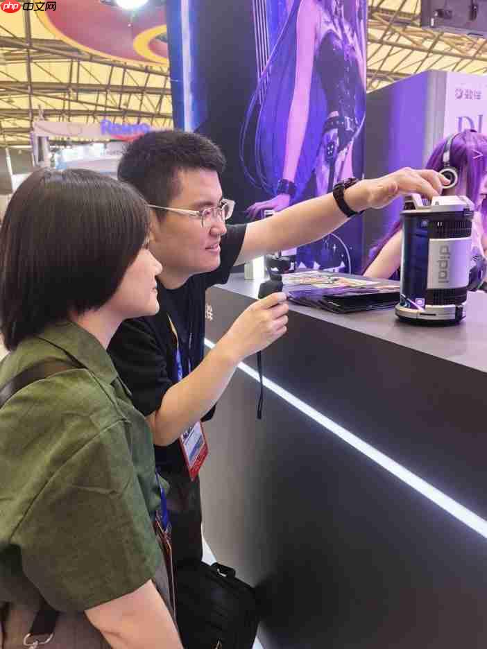 数伴登陆ChinaJoy受关注 周鸿祎现身展台实测Dipal D1
