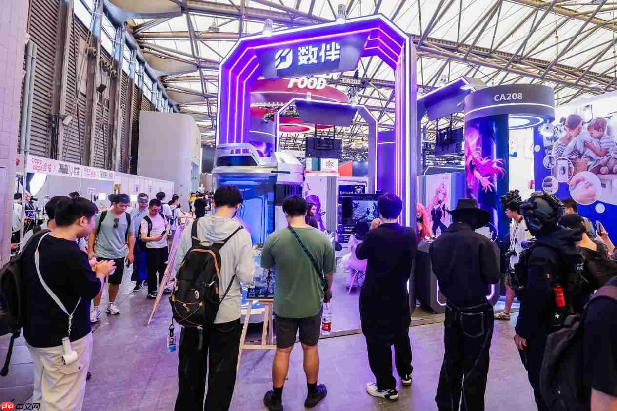 数伴登陆chinajoy受关注 周鸿祎现身展台实测dipal d1